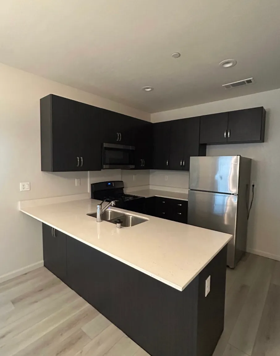 3 bed, 1033 sqft, $2,025 — Photo 2