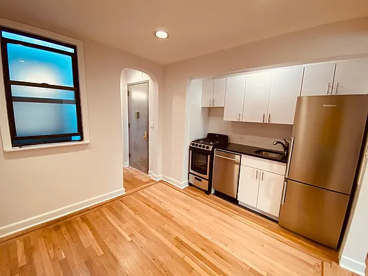 Rented by Metropolis Real Estate of Manhattan | media 7