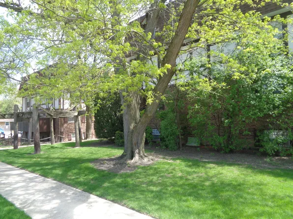 9433 S 86th Ct APT 1W, Hickory Hills, IL 60457