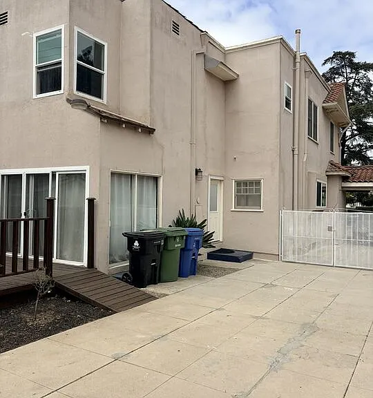 2142 S Victoria Ave — Photo 31