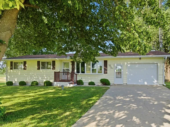 3447 Hilldale Dr, Freeport, IL 61032