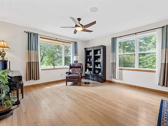 3rd image of 3115 Anita Cir NE