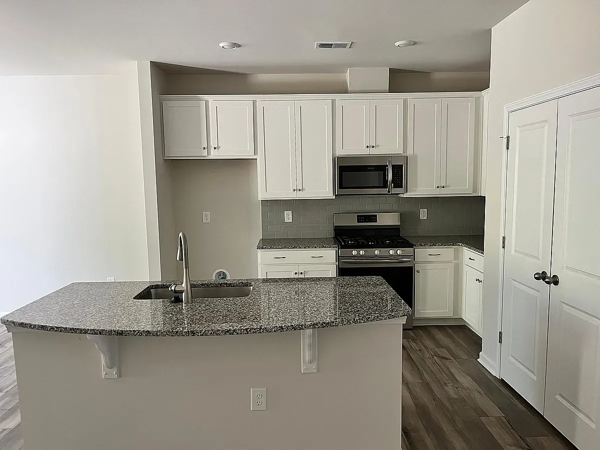3 bed, 2.5 bath, 1729 sqft, $2,200 — Photo 3