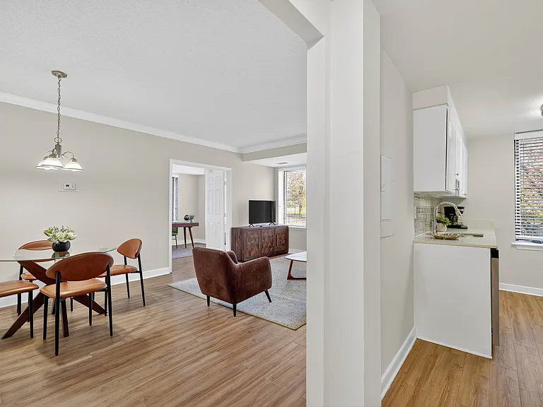 The Saratoga Apartments — Photo 5