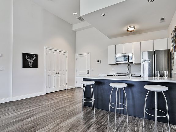 4th image of 1022 Hancock St Unit 301