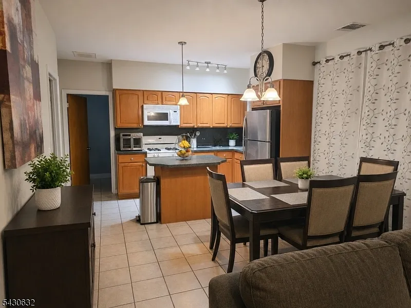 Building Photo - 9 Schuyler Ct #2