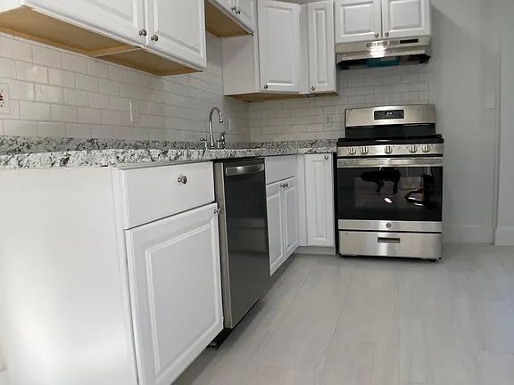 3rd image of 3 Winnemay St Floor 1