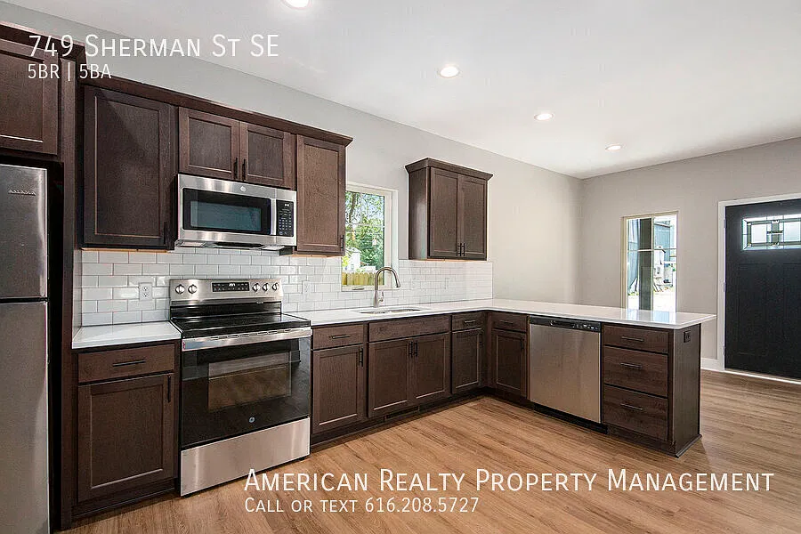 5 bed, 2000 sqft, $3,700 — Photo 2