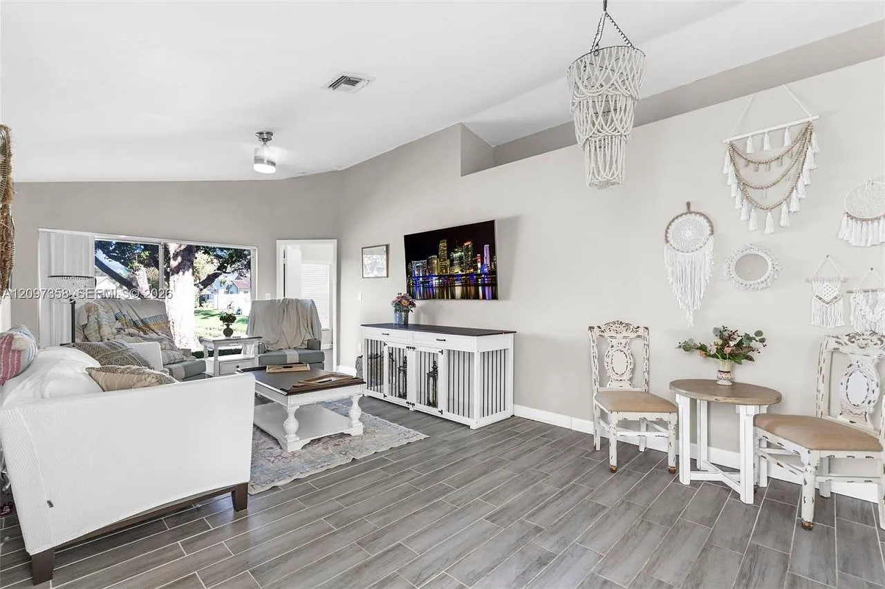 2 bed, 2.0 bath, 1121 sqft, $2,700 — Photo 3