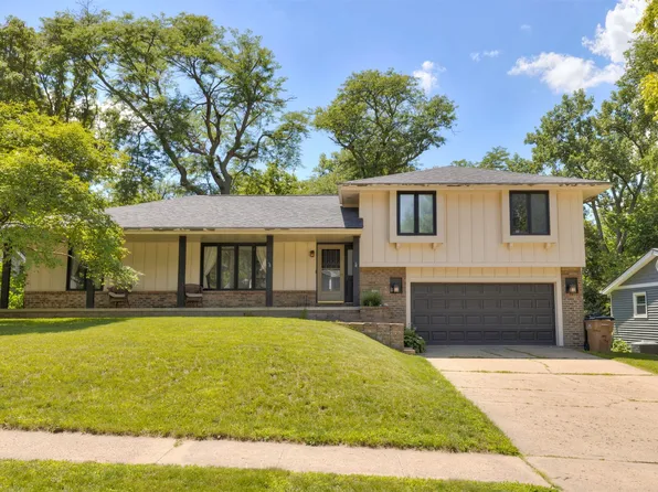 1572 NW 109th St, Clive, IA 50325