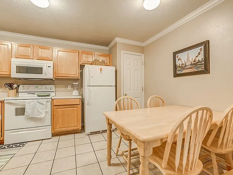 595 N University Ave #119 — Photo 3
