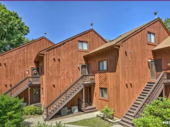 20 Augusta Dr, Vernon, NJ 07462