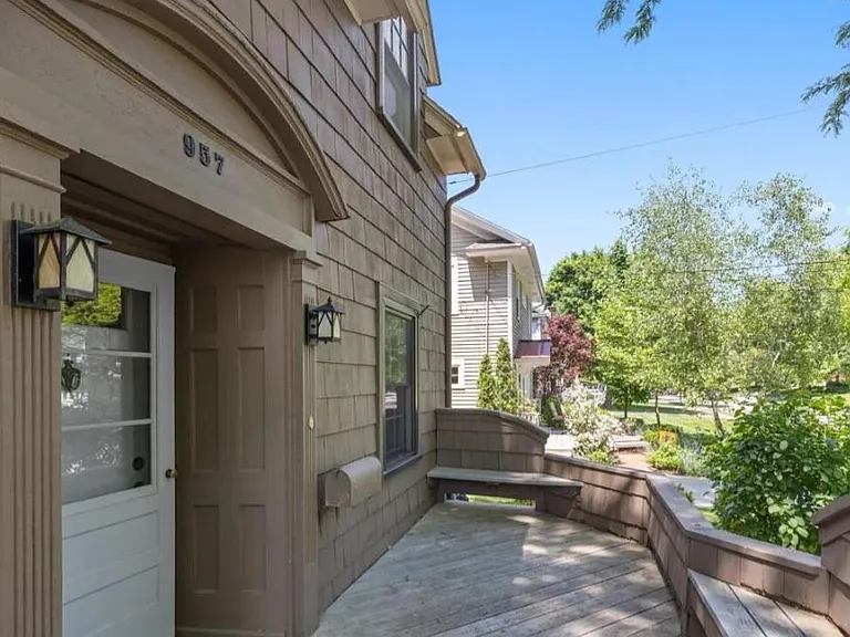 957 Maxwell Ave SE — Photo 2