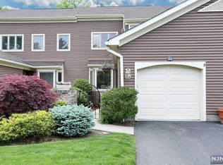 264 Westervelt Ln, Mahwah, NJ 07430