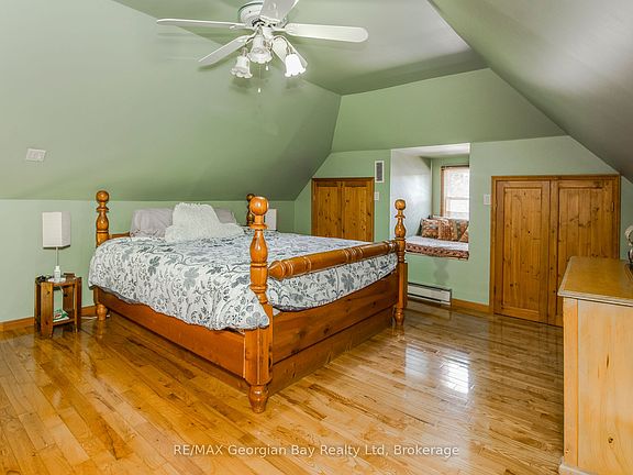 3rd image of 305 Lindsay St E