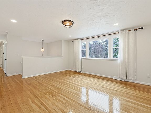 3rd image of 26 Beaver Brook Rd