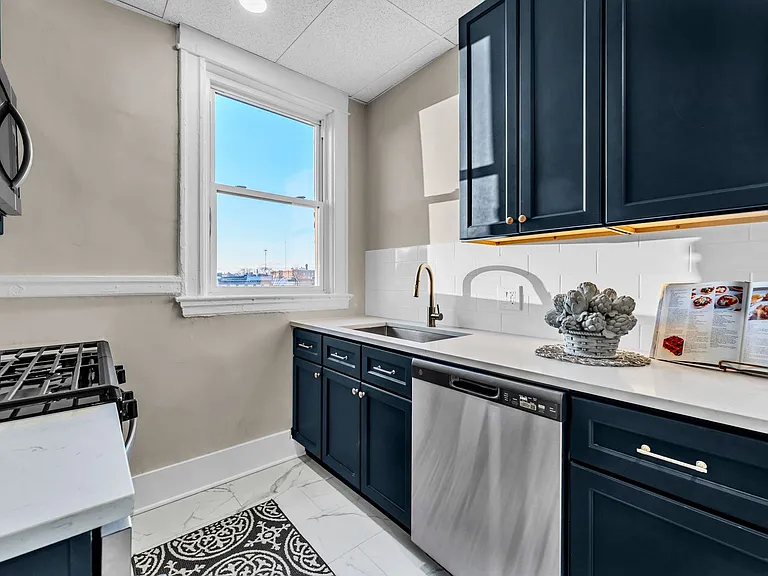 The Woodrow at 300 E 30th Street — Photo 36