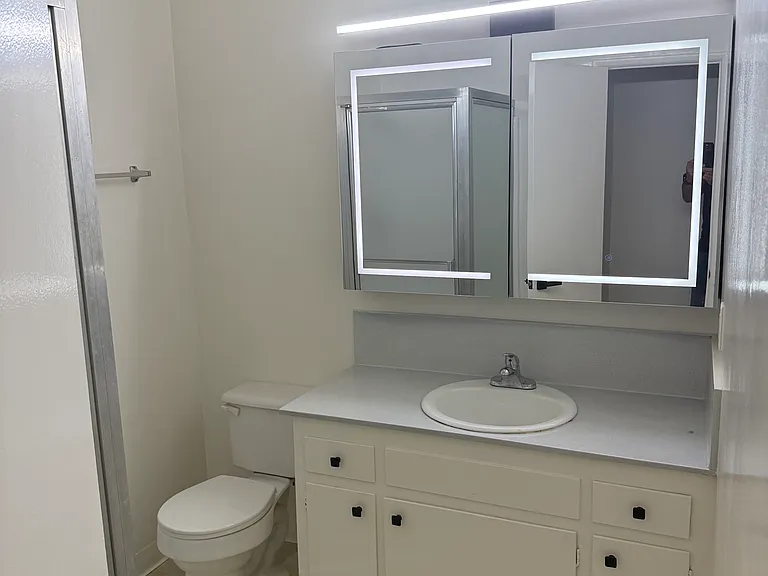 3200 Bagley Ave #10 — Photo 16