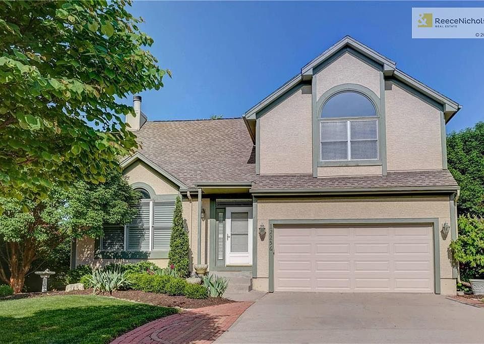 Move In Ready Olathe East Home!