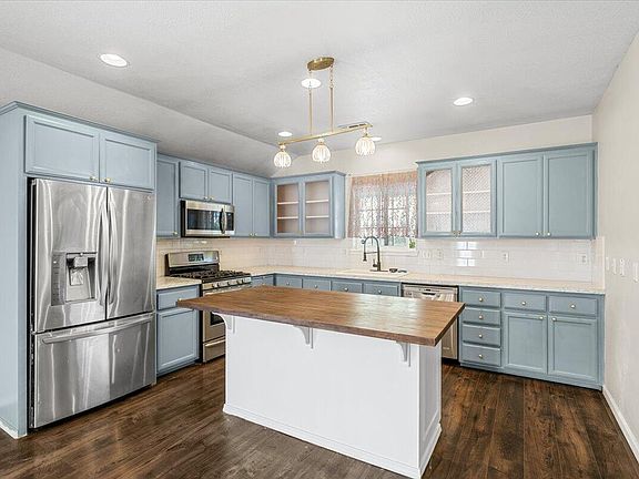 3rd image of 17 Meadowfield Cir