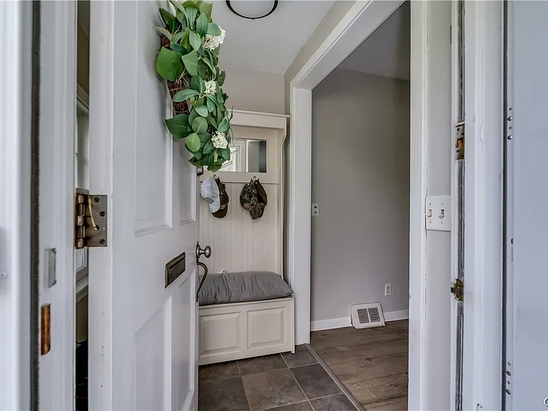 325 Paddock St — Photo 15