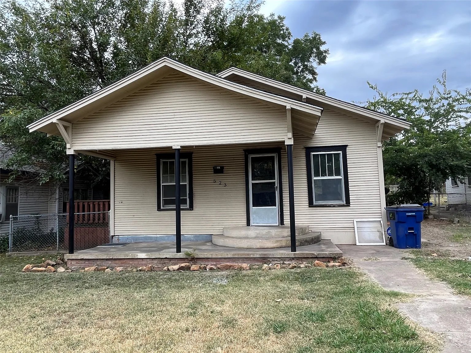 2 bed, 1.0 bath, 1027 sqft, $950 — Photo 1