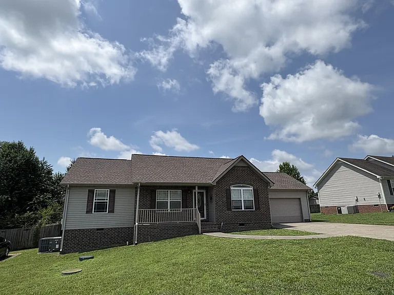 1009 Halverson Dr — Photo 1