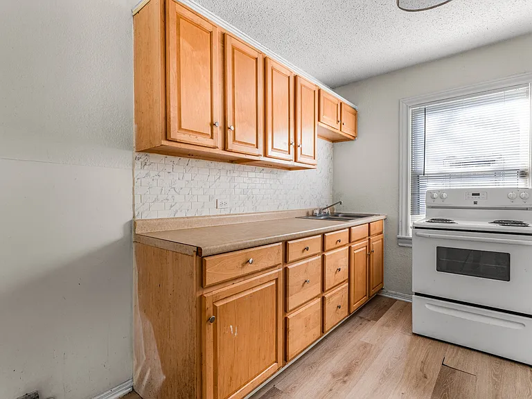3916 Homan Ave #3918 — Photo 6