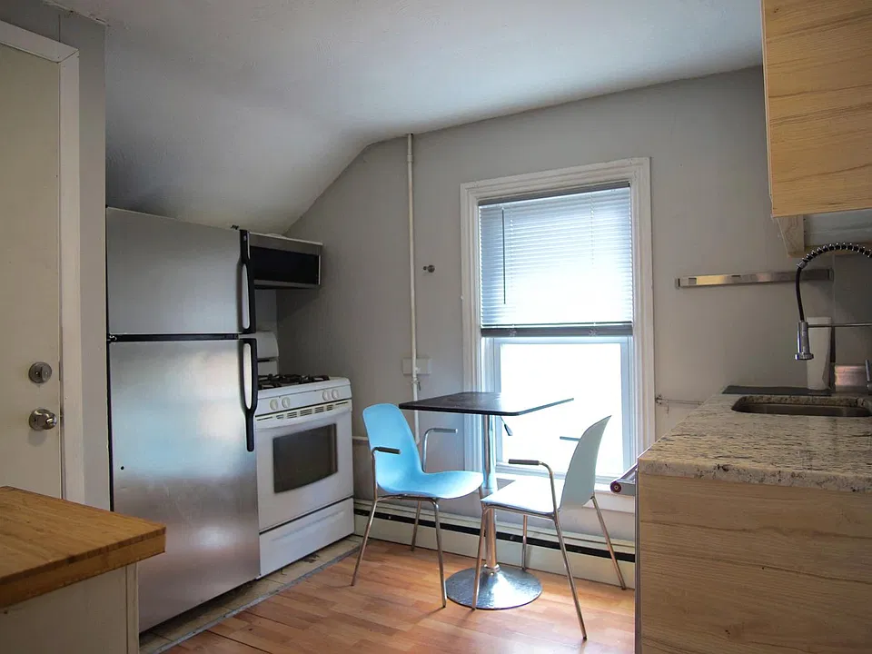 89 America St #3