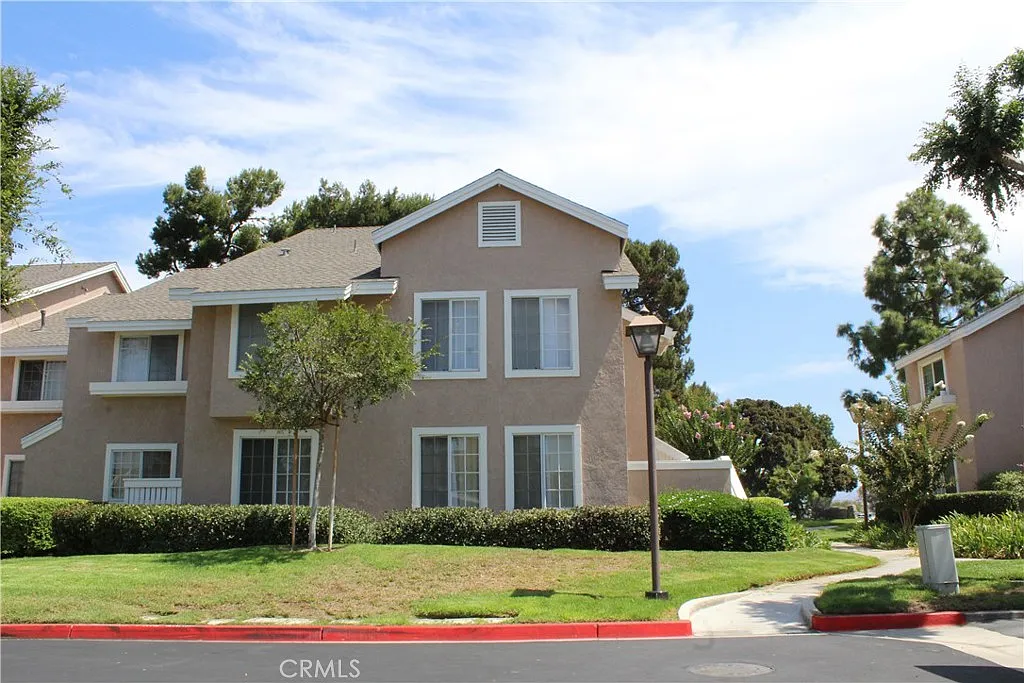 2 bed, 1022 sqft, $3,300 — Photo 2