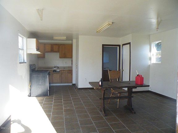 4th image of 1446 Genevieve Dr