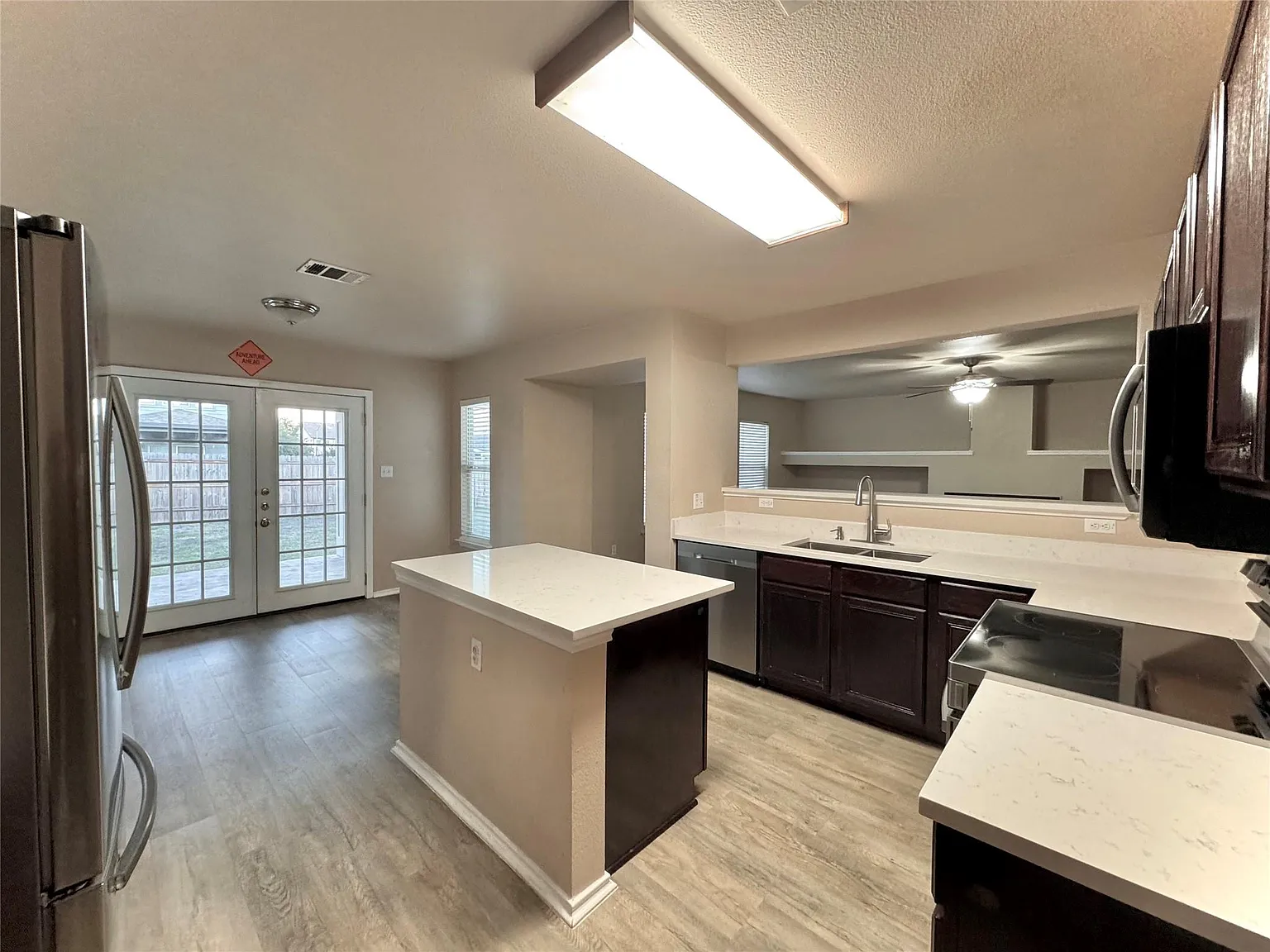 4 bed, 2.5 bath, 2928 sqft, $2,200 — Photo 3