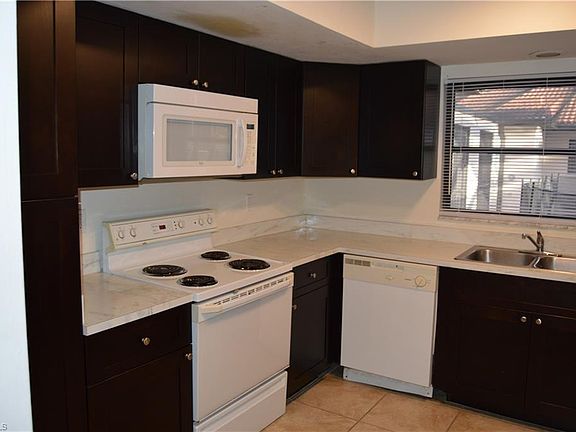 3rd image of 513 SE 24th Ave APT 4