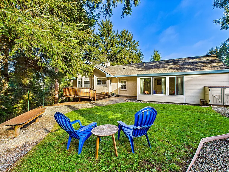 +Fenced/landscaped backyard
+Host will take care of yard 
+Shed (no guest access)
+Patio/porch