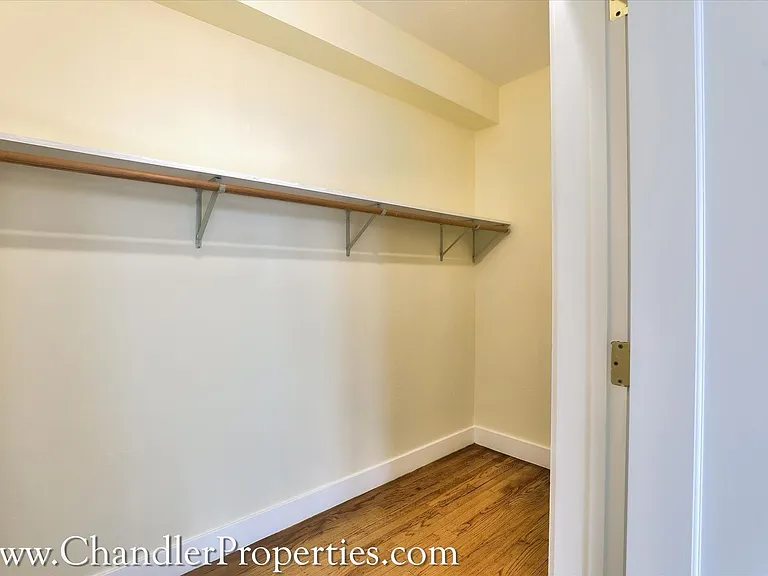 2300 Bay St — Photo 9