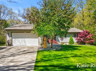 6611 Burton Woods Dr, Whitehall, MI 49461