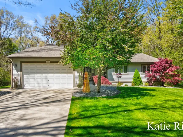 6611 Burton Woods Dr, Whitehall, MI 49461