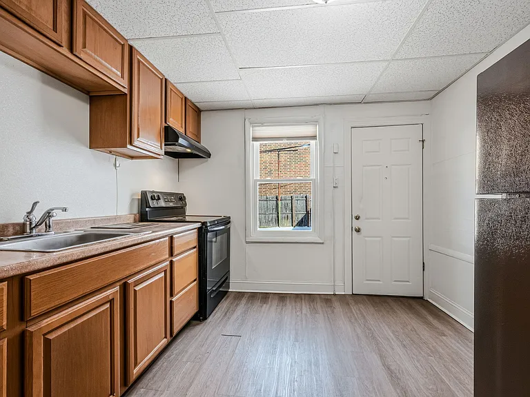 1813 W 7th St — Photo 15