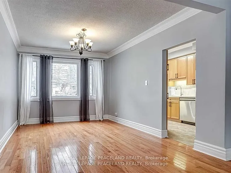 50 Manor Rd E — Photo 3