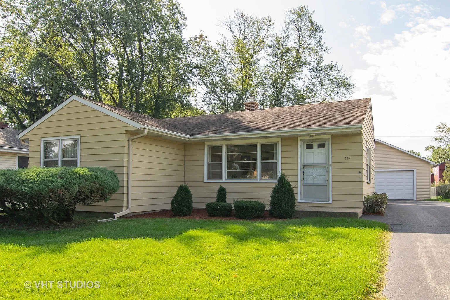 325 E Goebel Dr photo 1