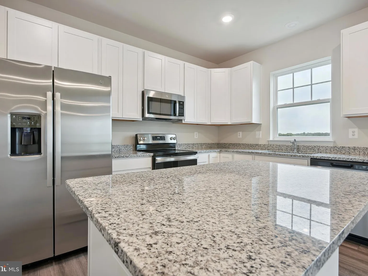 5 bed, 3.5 bath, 2662 sqft, $3,100 — Photo 2