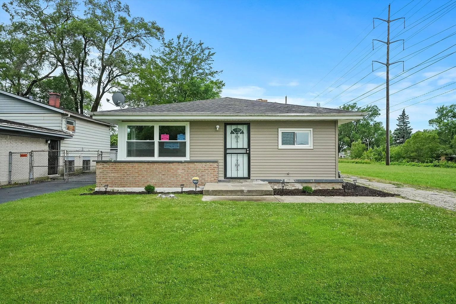 16112 Marshfield Ave photo 1