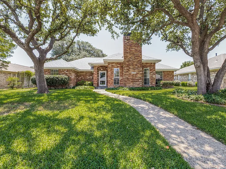 1500 Stonecrest Dr — Photo 1