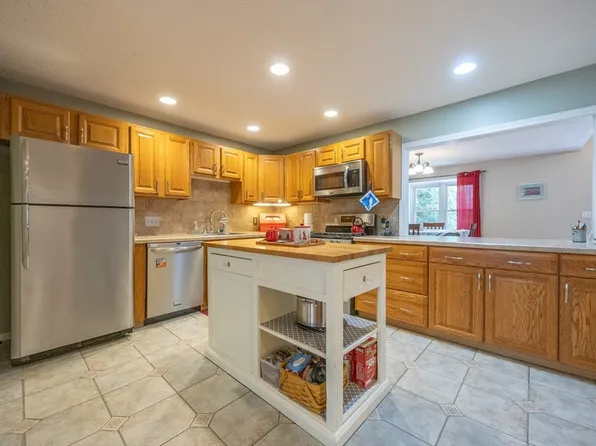 8 Country Club Ln #B, Milford, MA 01757
