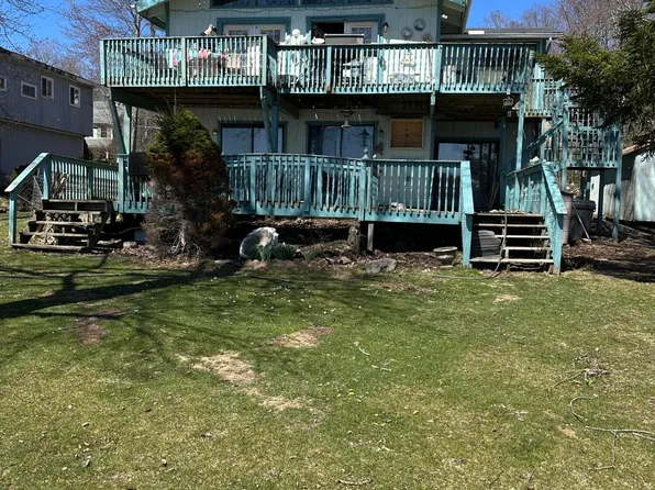 6069 Boardwalk Dr, Tobyhanna, PA 18466