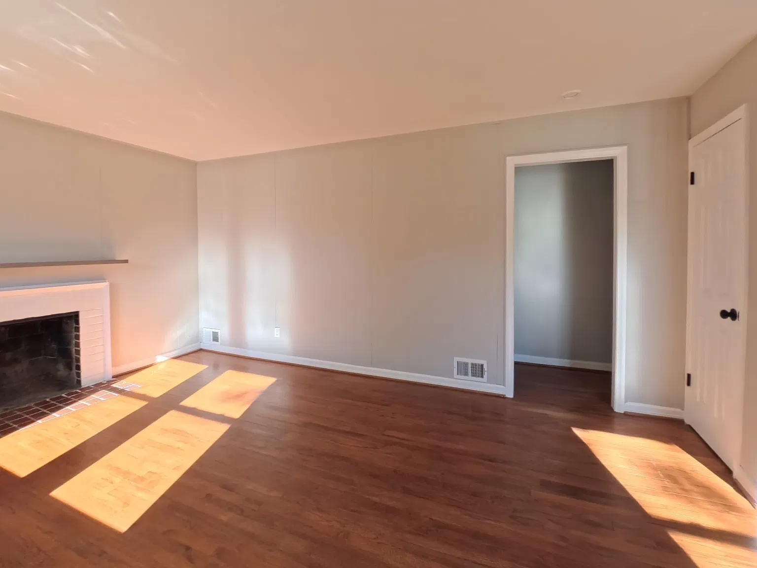 3 bed, 1300 sqft, $3,300 — Photo 2
