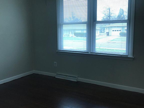 4th image of 2621 N Victoria Ave