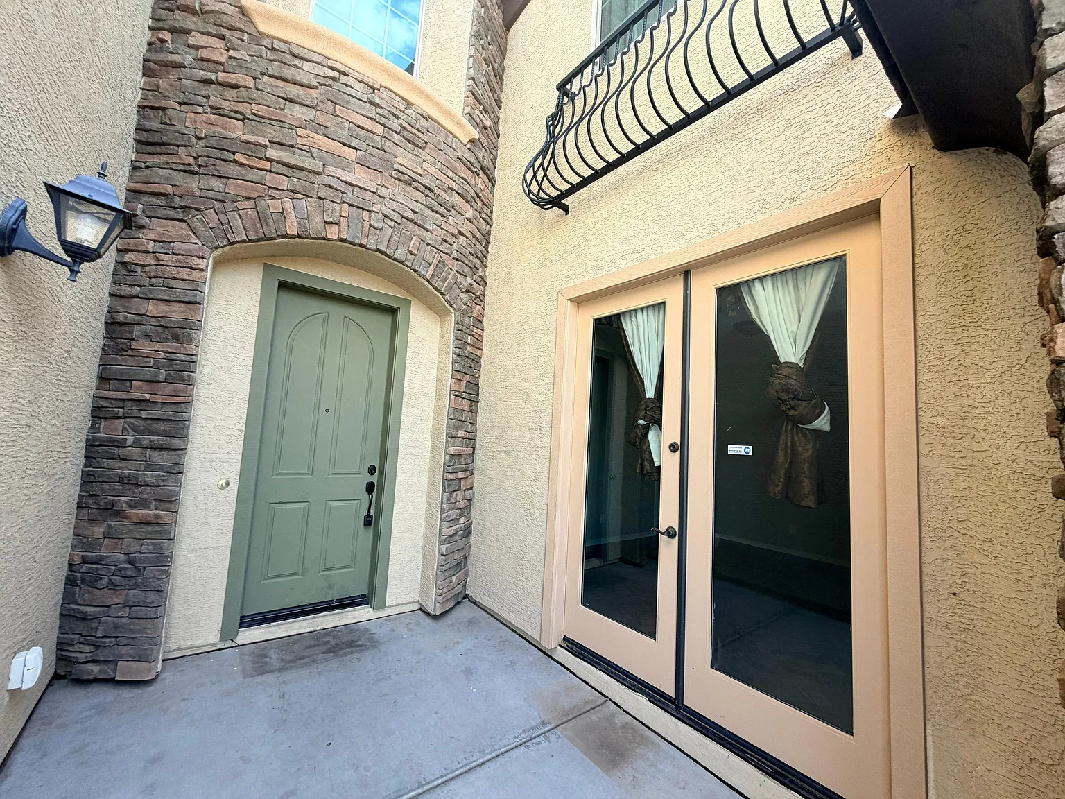 6 bed, 4689 sqft, $4,295 — Photo 3