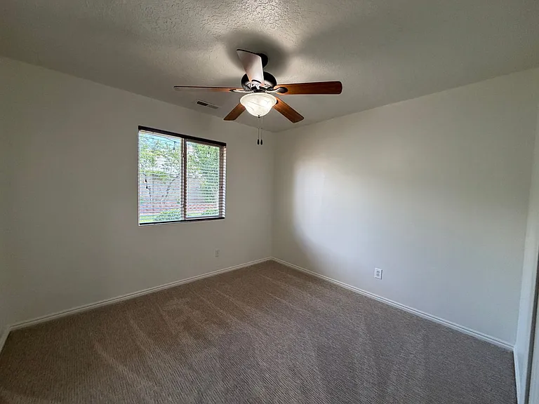 2325 E 350 N — Photo 17