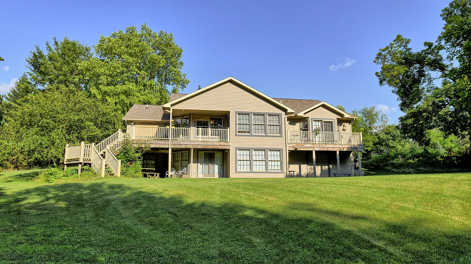 11678 E Grand River Ave photo 1